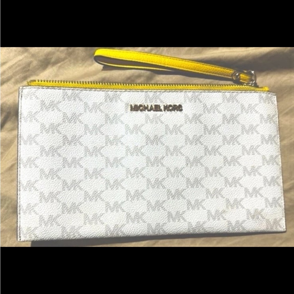 Price⬇️Michael Kors White and Yellow Wristlet. ⬇️⬇️⬇️
